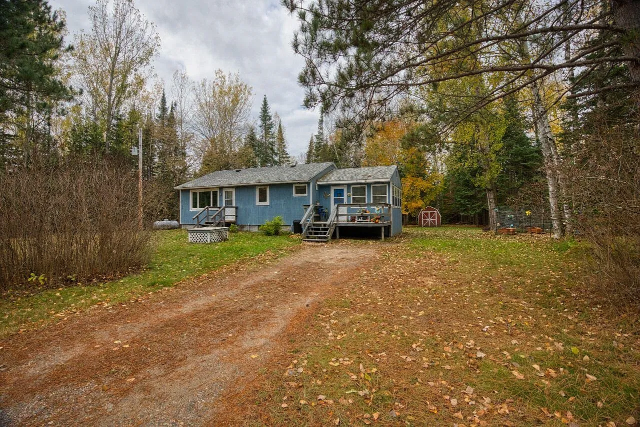 Country Living on 1 Acre Near Twin Lakes Beach