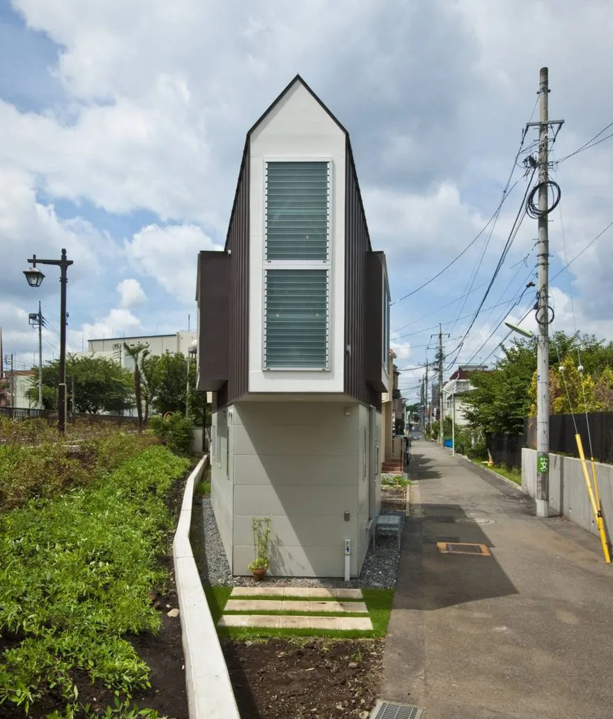 This Skinny Japanese Home Looks Cramped—Until You Step Inside
