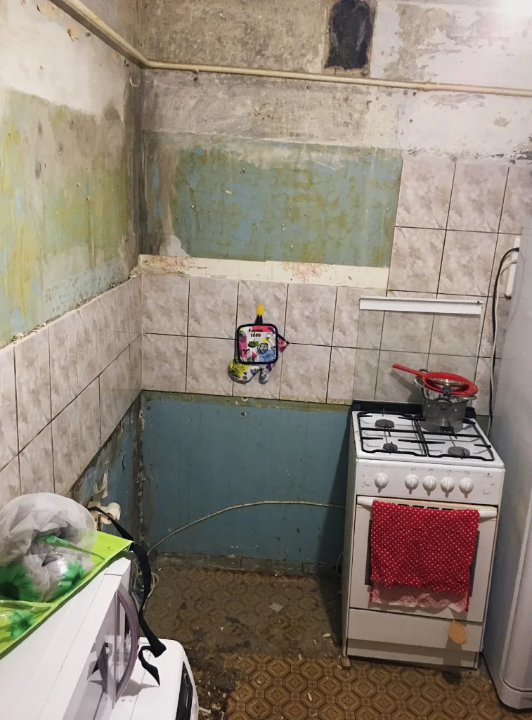 «If there is a will, there is a way!» This once-miserable kitchen makeover is blowing up online