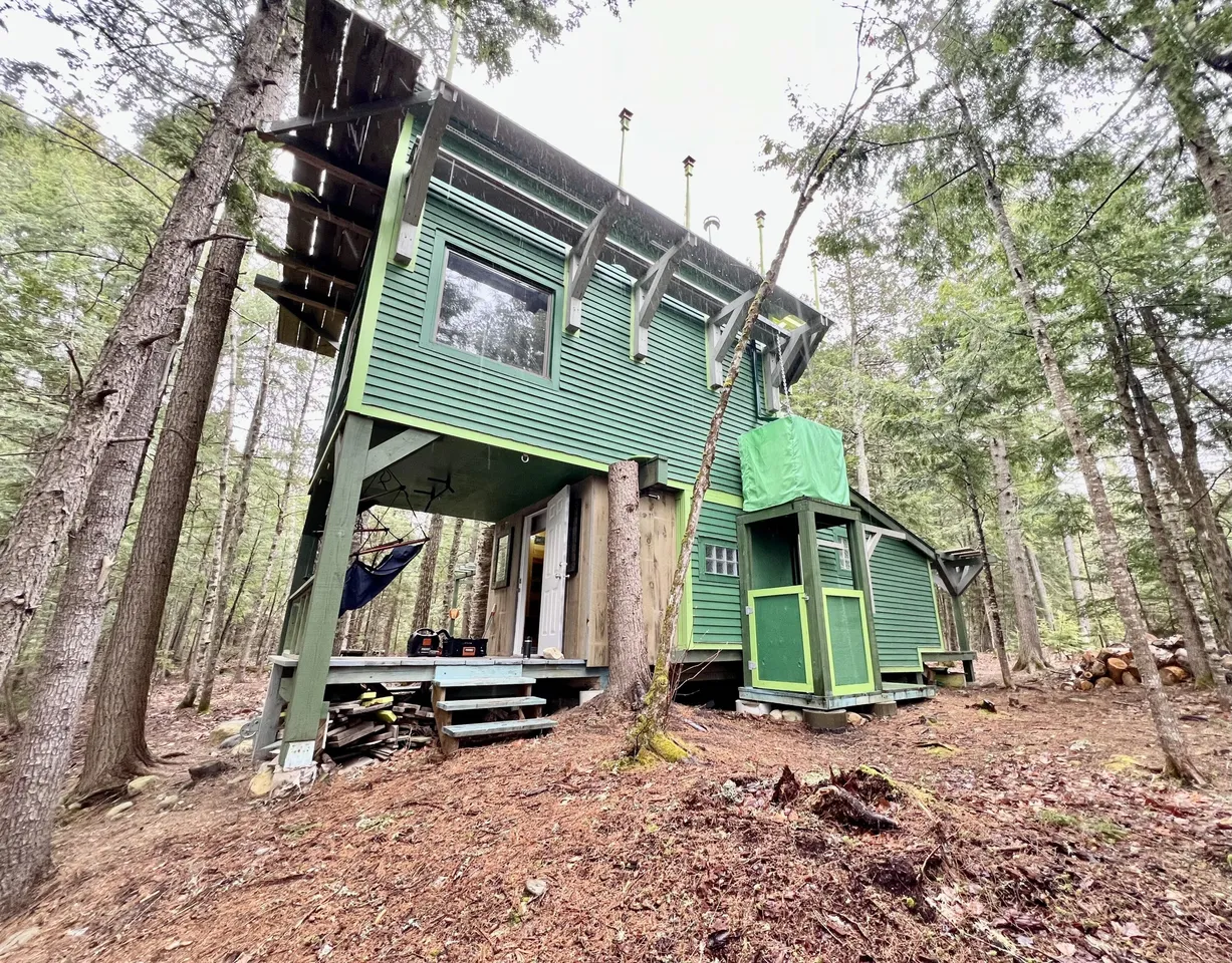 Off-Grid Riverfront Cabin on 3.4 Acres – Built to Escape Everything