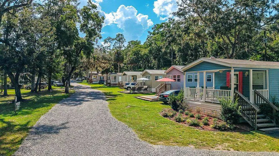 Paddle into Paradise: Your Income-Producing Bungalow on the Rainbow River