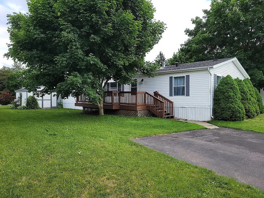 Spacious Comfort and Modern Updates in Clarkston’s Sashabaw Meadows