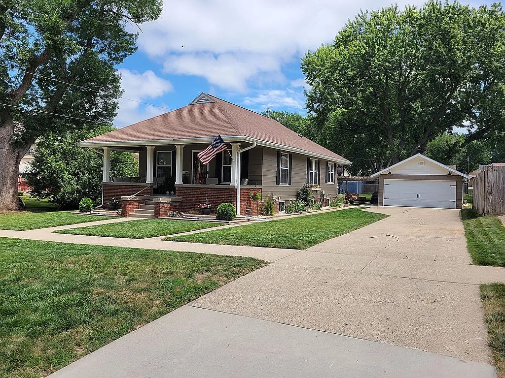 Your Le Mars Legacy Awaits: A Timeless Home Steps from Foster Park