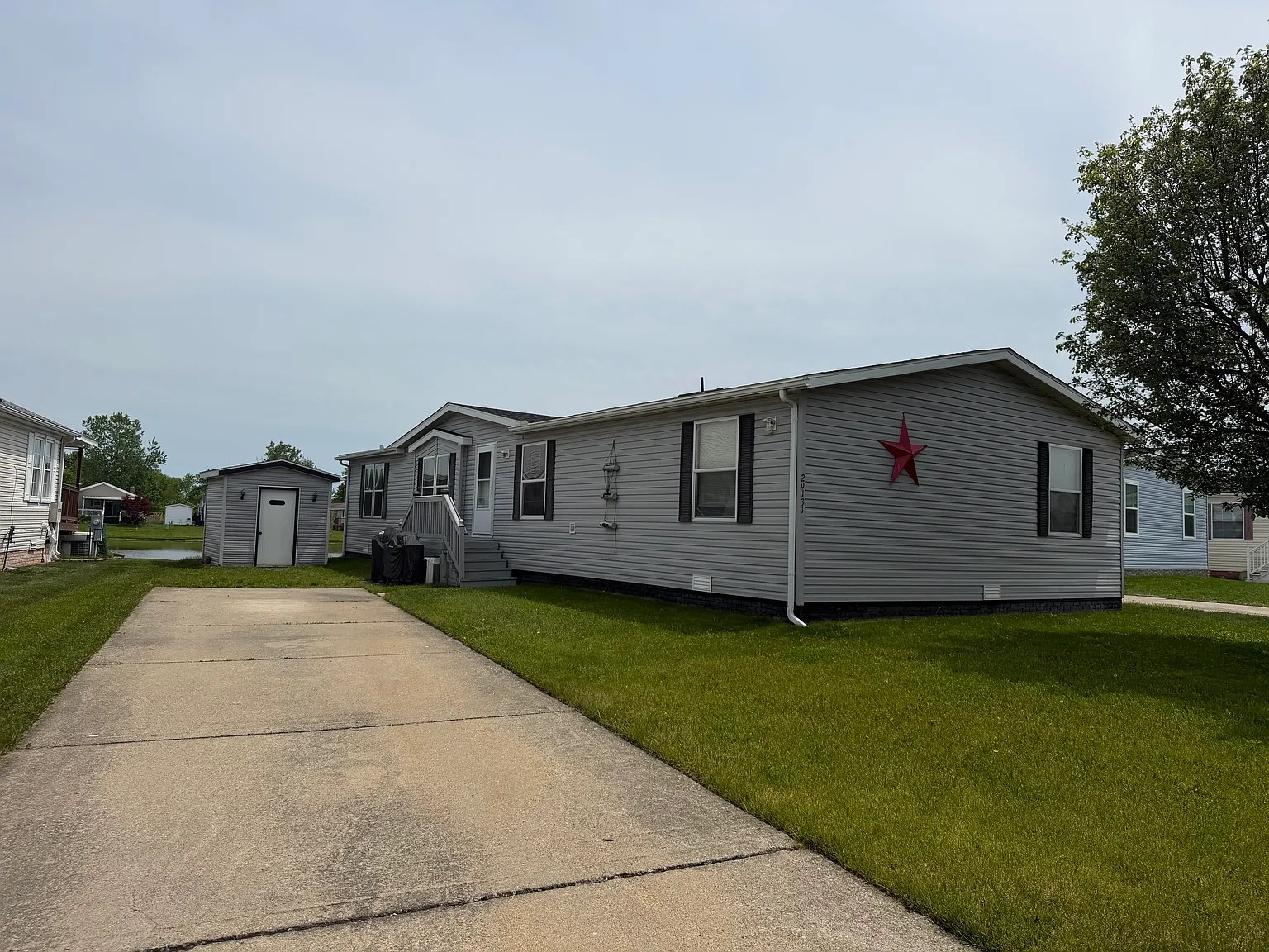 Lakeside Charm Meets Spacious Living in Rockwood’s Welcoming Community