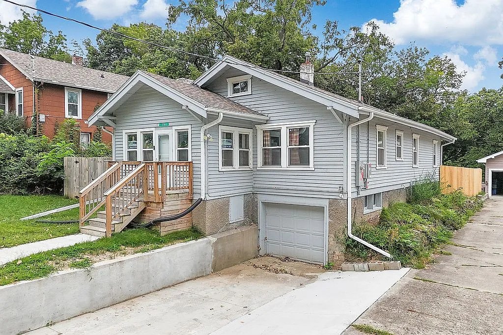 Charming Des Moines Gem: Modern Efficiency Meets Classic Comfort