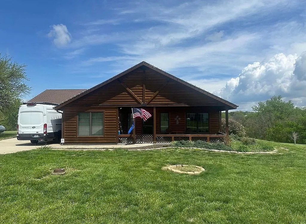 Your Accessible Lakeside Retreat: A Custom Colorado-Style Ranch in Ozawkie, Kansas
