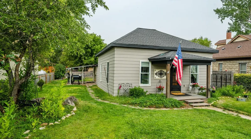 1910 home with a large lawn on Main Street in Dayton