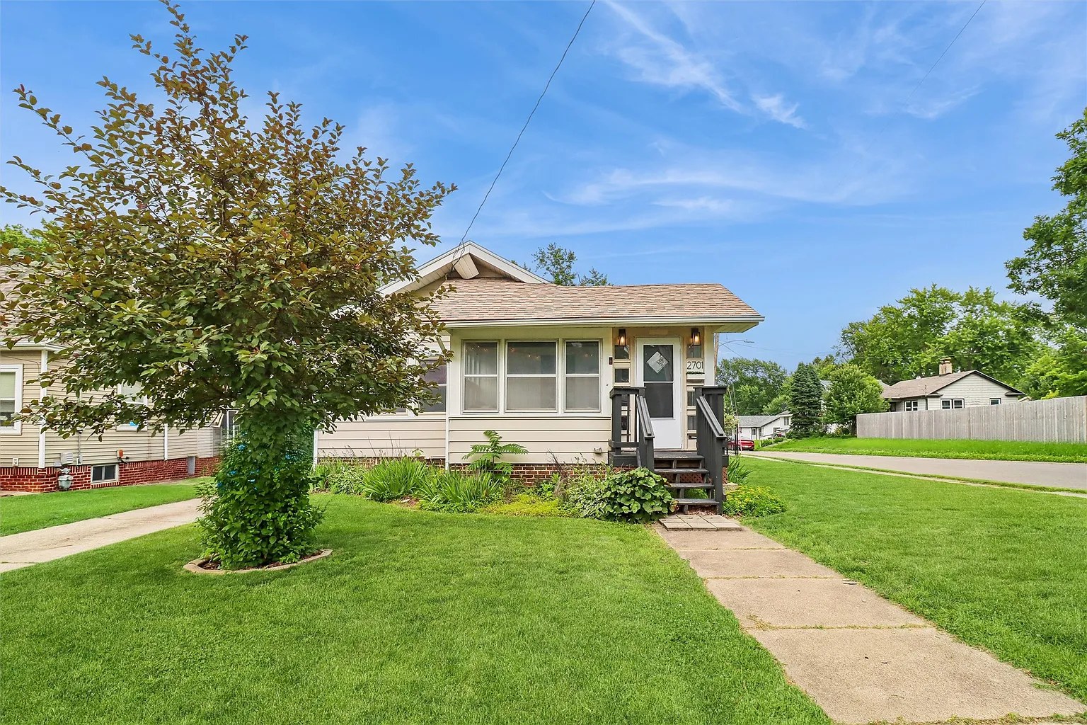 Charming Des Moines Bungalow Blends Timeless Appeal with Modern Comfort