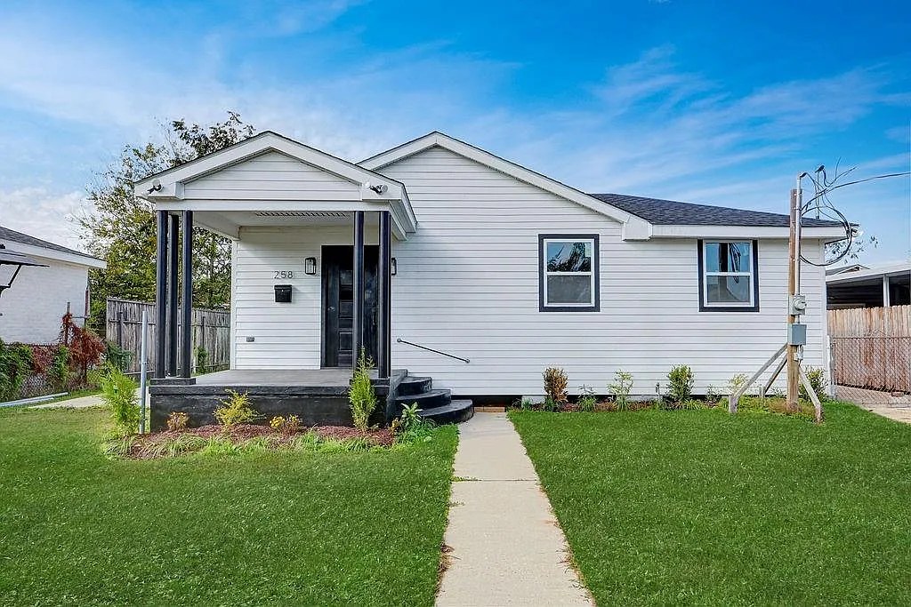 New Orleans Charm, Modern Comfort: Your Harahan Haven Awaits
