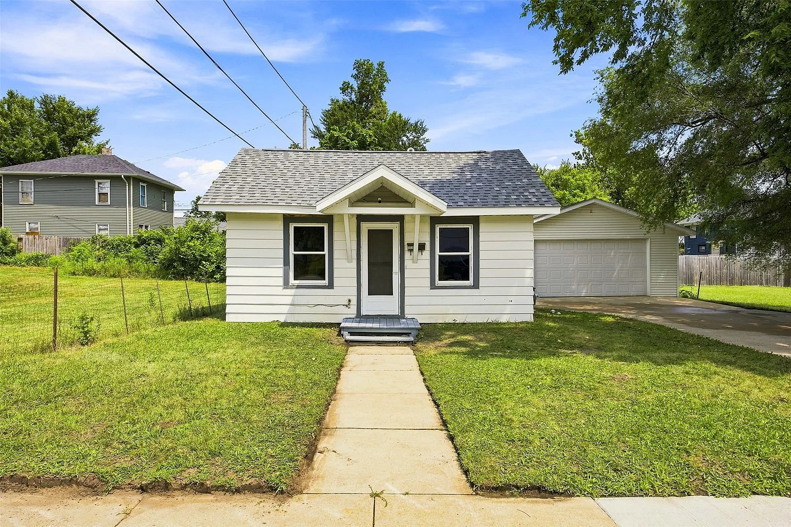 Your Perfect Slice of Simplicity: An Adorable Retreat in Cedar Rapids