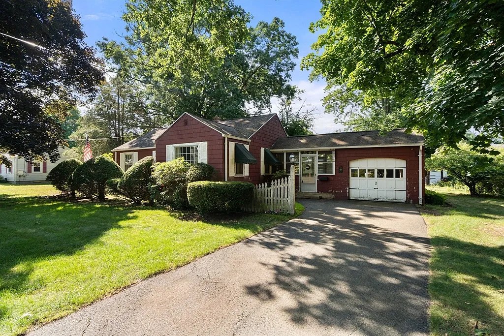 Your Next Chapter Begins: A Charming Ranch Awaits in Springfield’s Sixteen Acres