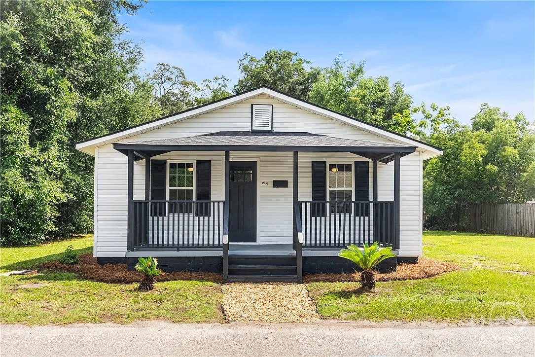 Savannah Charm Meets Modern Comfort in a Perfectly Refreshed Cottage