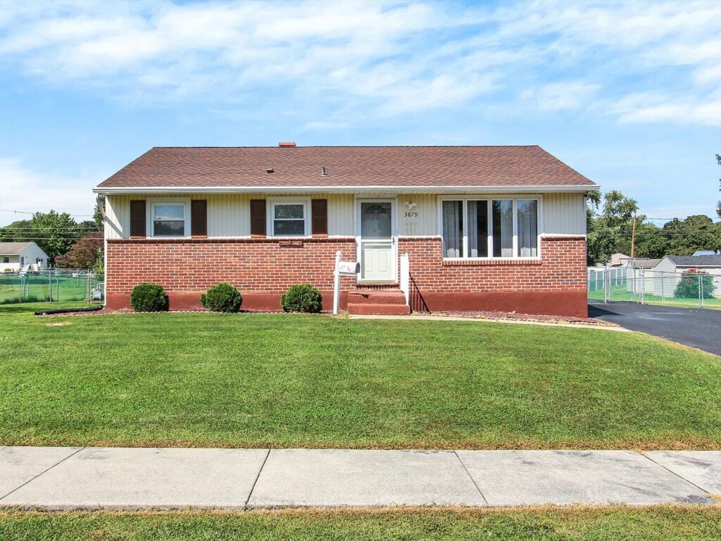 Front exterior of 3879 Oakleigh Drive in York