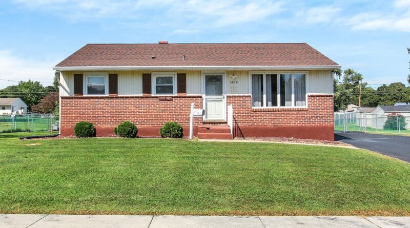 Front exterior of 3879 Oakleigh Drive in York